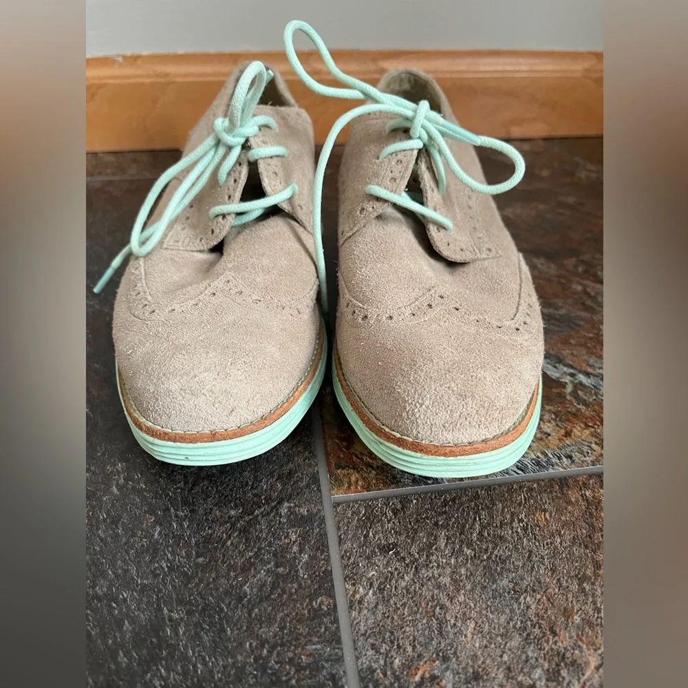 Women’s Cole Haan Lunargrand taupe suede wingtip oxford lace up shoe. Size 7B - Picture 3 of 9